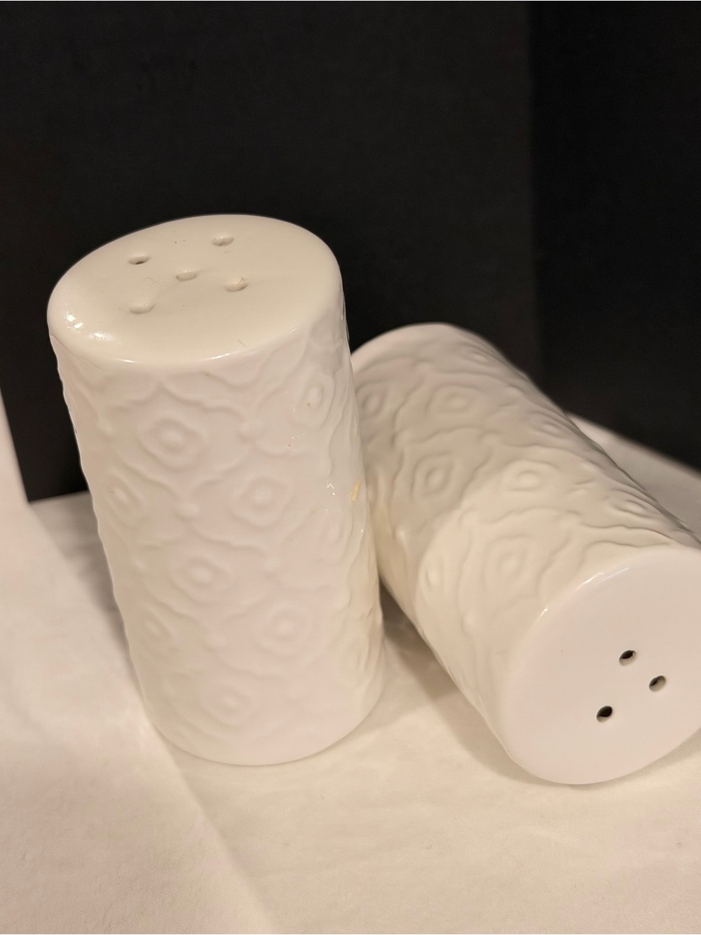 White Textured Ceramic salt and pepper shaker - Pair - Picture 4 of 4